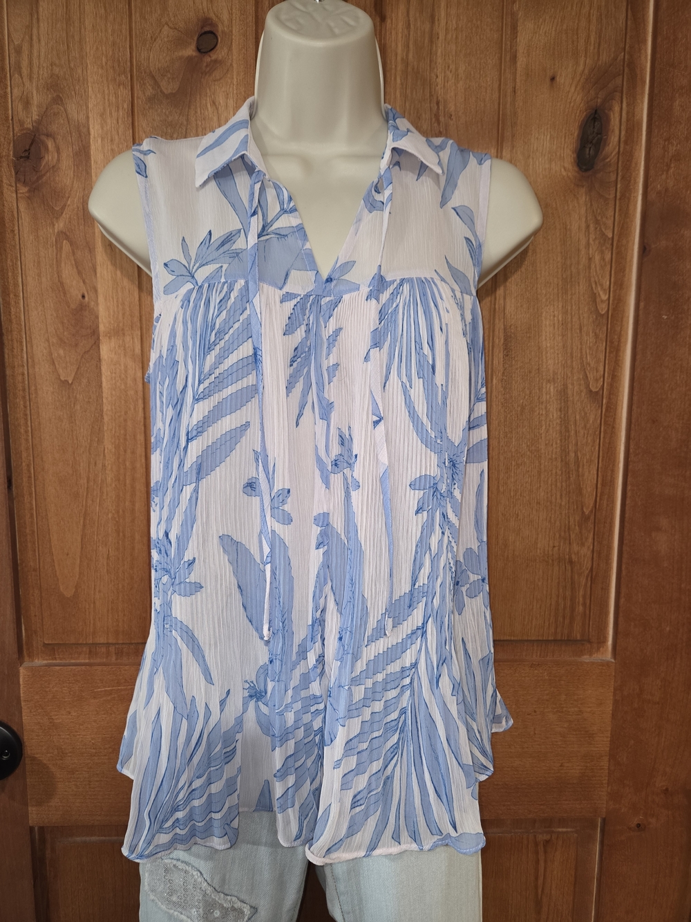 LC Lauren Conrad White‎ & Light Blue Floral Pleated Sleeveless Blouse